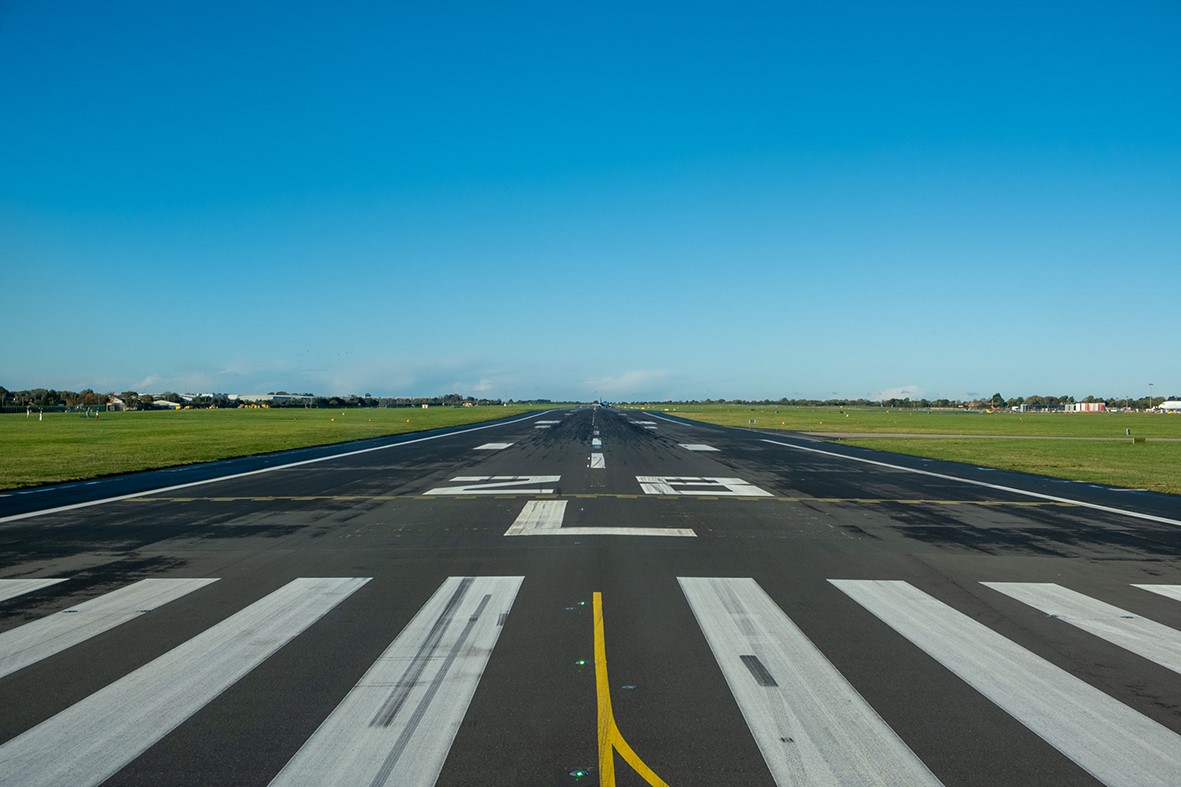 Bild von einer Landebahn auf einem Flugplatz 